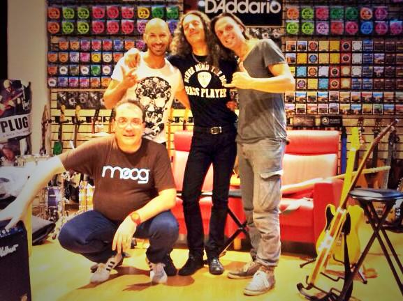 manudrum72's tweet photo. “@smfanclub: Guitarist! - Demo Steel @FrankBenotti @manudrum72 @TeoBalani - @BodeMusicGear  http://t.co/weRf7y1vjW http://t.co/N1mzyuhNCx