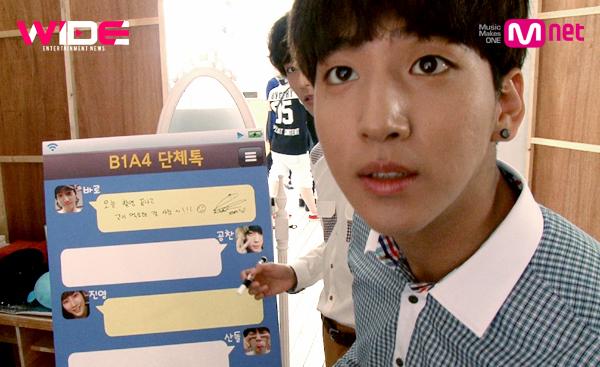 KCON_official's tweet photo. [#와이드연예뉴스] 7월 21일 월요일 <스타뷰> 주인공 #B1A4!!! 저~기 보이는 B1A4의 단체 톡 판넬은 본방사수 이벤트로 한 분을 뽑아 보내 드릴 예정이니 모두 모두 본방사수해주세요~!! #Mnet http://t.co/2l1h53EWlV