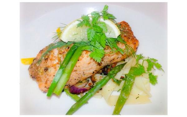 Lekkere zomerse zalm op het terras bij P&amp;C met een koud drankje erbij! #genieten #Heerenveen