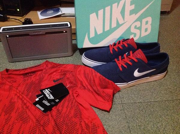 Lattrellino's tweet image. Fresh from the US #GrandmasBoy #ProCombat #BoseSoundlinkIII #NikeSB #Janoski :))