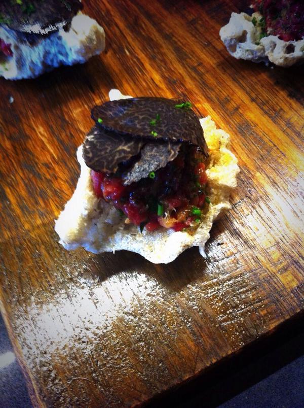 Here's the beef tartare served on dehydrated beef tendon with fresh pemberton truffle @WondersnackCo <a href="/FringeFoodFest/">FringeFoodFestival</a>