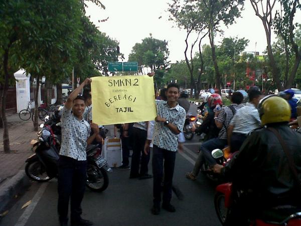 Suasana SMKN 2 Sby berbagi ta'jil #lossmkn2sby (@ jl. Arjuno)