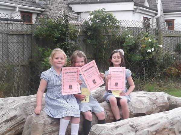 BroCinmeirch's tweet photo. Ysgol Iach - 29 tystysgrif presenoldeb llawn am y tymor - 3 wedi cael presenoldeb llawn am y flwyddyn. http://t.co/r8HXh7pmJ0