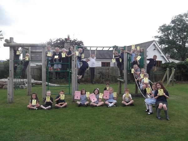 BroCinmeirch's tweet photo. Ysgol Iach - 29 tystysgrif presenoldeb llawn am y tymor - 3 wedi cael presenoldeb llawn am y flwyddyn. http://t.co/r8HXh7pmJ0