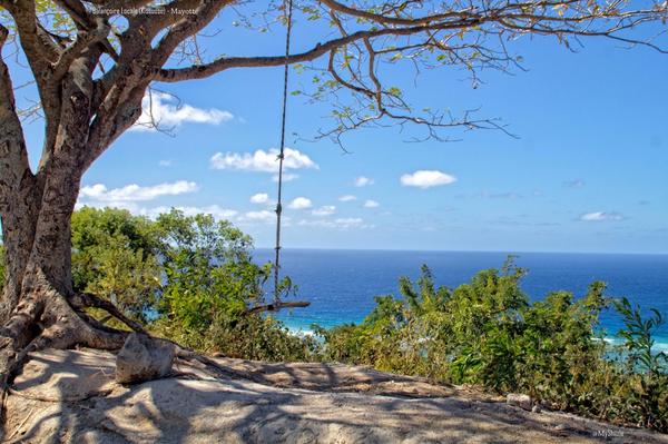 Balançoire Locale (Kissussu) - #Mayotte : vue sur Mpampany depuis les hauteurs du Lac Dziani