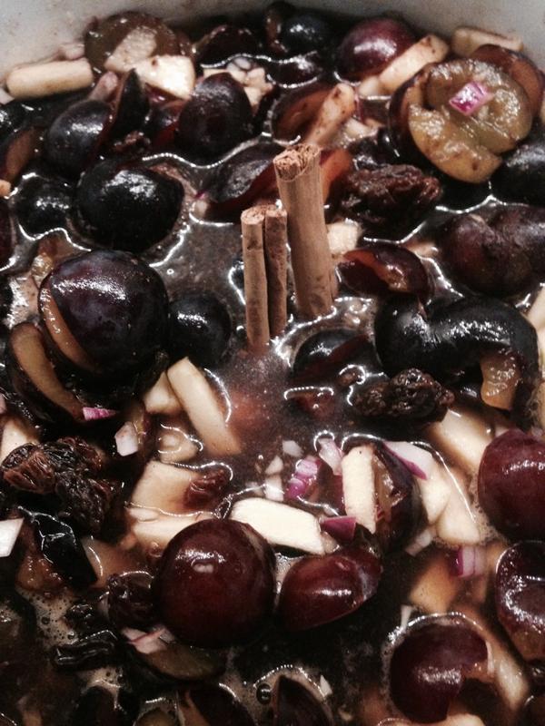 In de pan #plum #chutney efkes 3 uurtjes wachten....geurt lekker wel vieze vingers