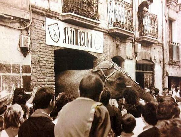 andresdeuve's tweet photo. Imagen inédita de los @malatxo saliendo de la peña @SCDRAnaitasuna estos Sanfermines http://t.co/InWHUjQRwy