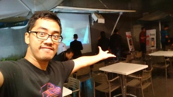 OmDennis's tweet photo. Hujan sudah kelar! Mari merapat ke @FamilyMart_ID Bulungan utk Nobar @WebSeries_Indo ! http://t.co/gkpLGXeDWT