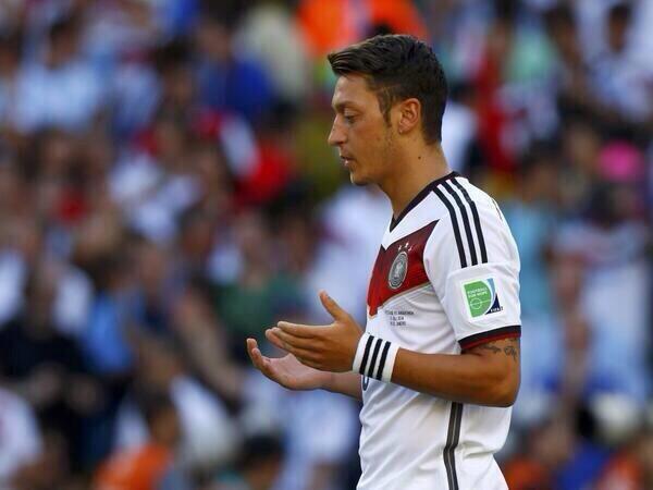 FenerbahceSK_NL's tweet photo. Mesut Özil heeft zijn WK bonus ( 450.000 € ) naar Palestina opgestuurd. ( LIGTV ) #RESPECT http://t.co/vWm8ERkmnG