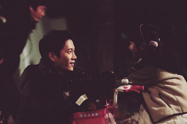 goodfriends2014's tweet photo. #좋은친구들 중심! 딸바보 아빠에서 열혈 구조대원까지! 자상함과 냉점함을 넘나드는 반전 매력! 조각 미남 #지성 비하인드 스틸 공개:D 더 보고싶다면 여기로~ GO ▶ http://t.co/eYStkdrQcb http://t.co/hltplXfEU2