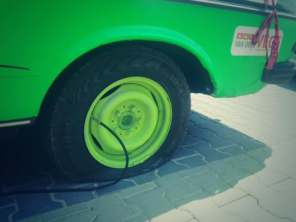 Pussymthrfckers's tweet photo. Lek ventiel, zoektocht naar dichtstbijzijnde garage is gestart  #carbagerun http://t.co/ubQGJJYHPK