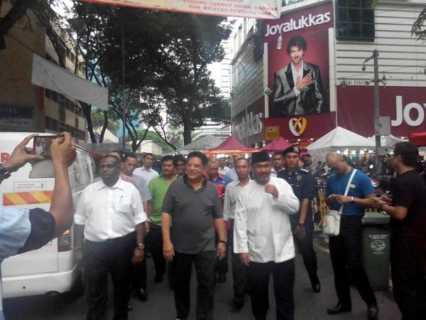 logabalamohan's tweet photo. Walk about di Jalan Masjid India Dan menghadiri Majlis Buka Puasa Penguatkuasa DBKL bersama @TengkuAdnanReal http://t.co/laLTlyeCRf