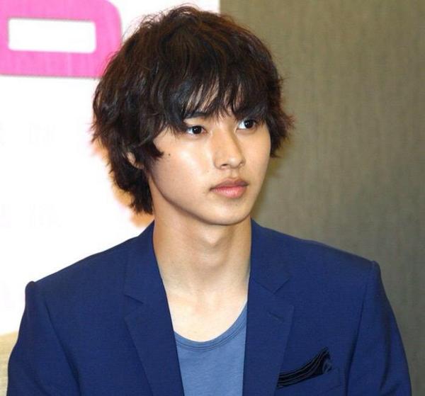 山﨑賢人 画像 顎のラインがセクシー O O 山崎賢人 T Co Qglq09wzhk