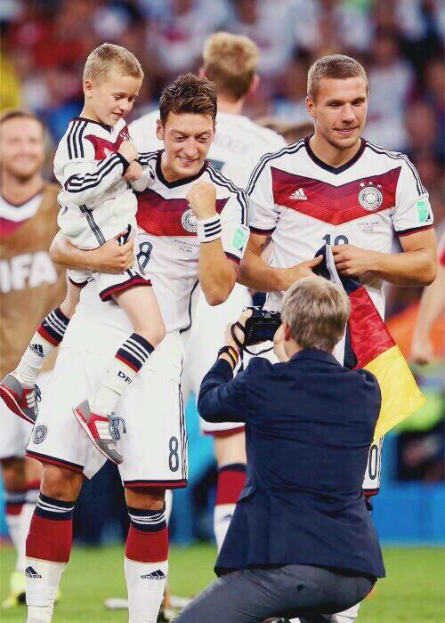 OFICIAL: Özil donará su premio en dinero por ser campeón del Mundo con Alemania, a los niños de Gaza. 

¡GRANDE ÖZIL!