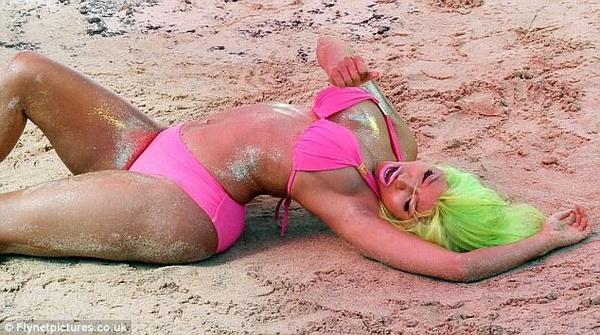JadeLouJohnston's tweet photo. @NICKIMINAJ #StarshipsVideo Ya look like youre enjoying yourself there Nicki judging by your facial expression 💦🎵💦 http://t.co/UU1QvmUaJp