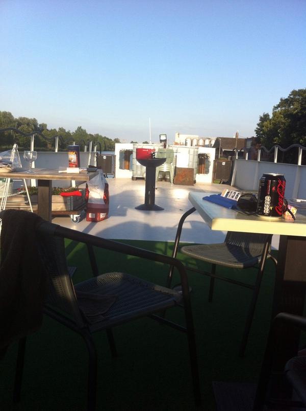 Janvdsschaeve's tweet photo. Toch een lekker ibizagevoel dankzij dat lekkere avondzonnetje, bbq en #studioibiza http://t.co/oBTWTKvExi