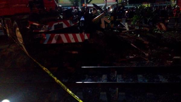 fevri's tweet photo. Terjadi laka krt api dinas perhub vs crane "Tadano" d perempatan arah lingkar timur Dpn maspion II 45menit yg lalu http://t.co/mMMdJNmnC6