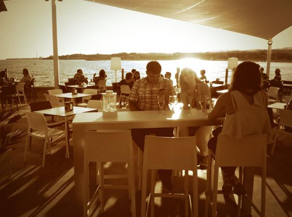 uri_revolt's tweet photo. A la terrasseta de #dauradabeachclub amb @vidialdiano @IreneColl @cleercs a la #festadelptus http://t.co/V8tZkVSOqS