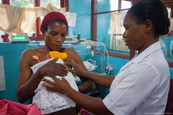 RaymondChambers's tweet photo. RT @JNJGlobalHealth #Kangaroocare works! Dads can join the party too. http://t.co/vkRaYq7ZG5 #everynewborn http://t.co/vgmRScbAsW #MDGHealth