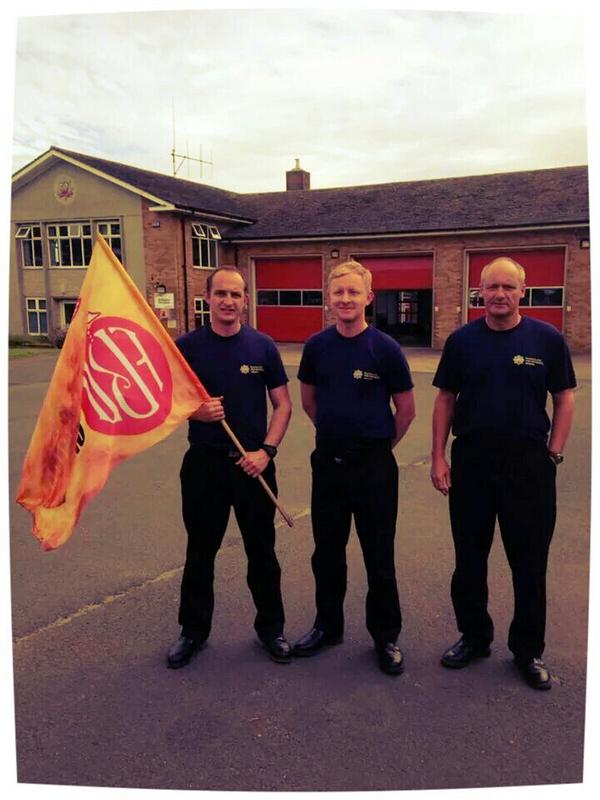 Ball01B's tweet photo. Bridlington Picket, Green Watch solidarity #hoop @MattWrack @fbunational @HumbersideFBU http://t.co/LSYNNQ4ozr