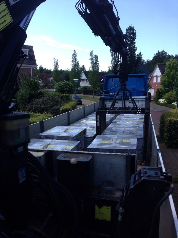 Weer een mooie levering voor de jongens van <a href="/TuinTotaalUrk/">TuinTotaal</a>. Een volle vracht stenen 100x100 van <a href="/BuiterBeton/">Buiter Beton</a>.