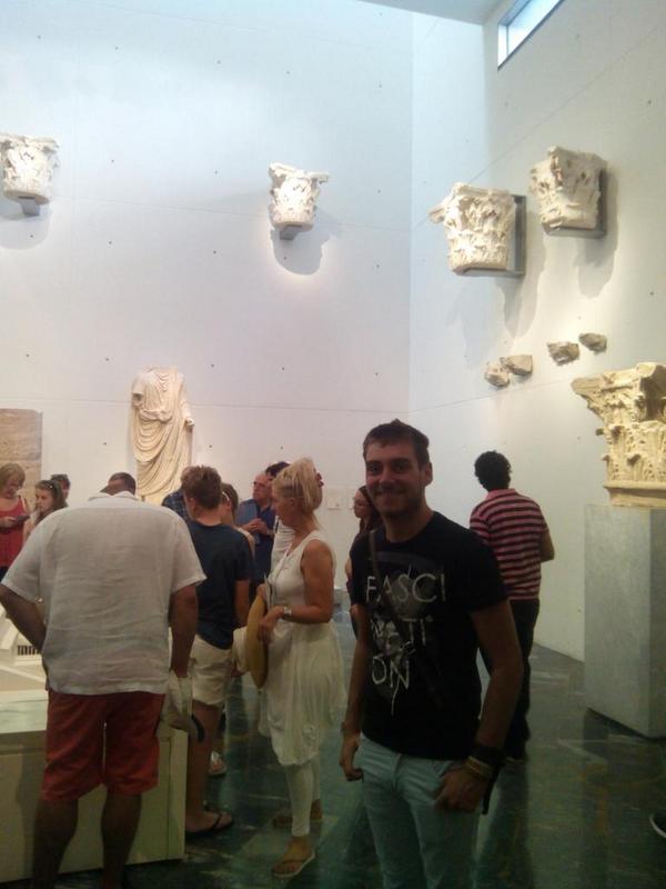Monchito_surfer's tweet photo. Visitando el teatro romano con mi bebé... #culturaessaber culturaespoder http://t.co/LYi2iXk78z