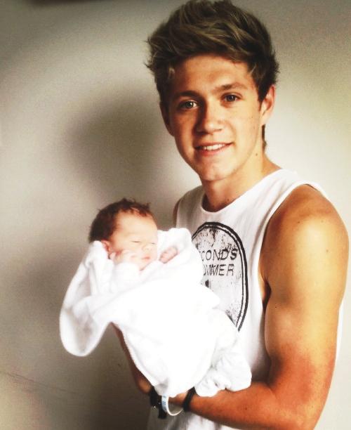 mundotkmcom's tweet photo. FELIZ CUMPLEAÑOS al hermoso sobrinito del bombonazo de Niall Horan!!! #HappyBirthdayTheo ❤ ❤ ❤  🎂 http://t.co/70nXdL8AXk