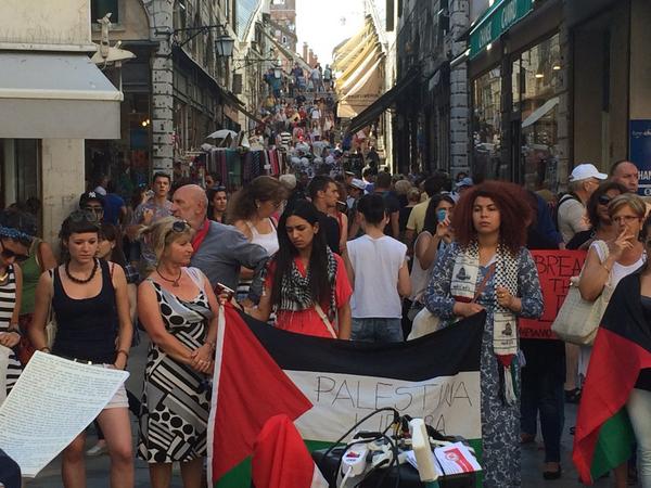 LabMorion's tweet photo. #StopBombingGaza #GazaUnderAttack  #FreePalestine #venezia #rialto presidio per popolo palestinese @global_project http://t.co/xFAHBkeApz