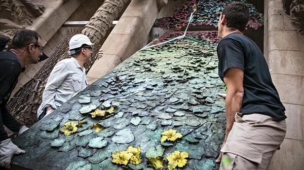 elperiodico's tweet photo. Colocada la primera puerta de la fachada del Naixement de la Sagrada Família http://t.co/6IHdZn2M7T http://t.co/TdfHxsAfnB