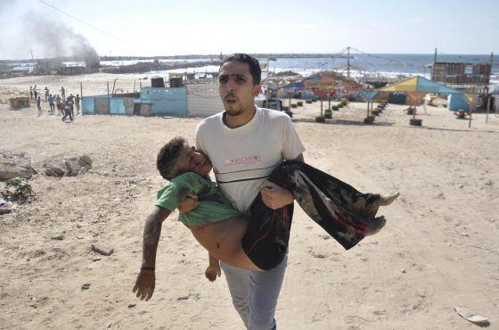 el_pais's tweet photo. Un bombardeo israelí sobre la playa de Gaza mata a 4 niños http://t.co/yxnCiMdQTx Testigo:"Los niños estaban jugando" http://t.co/n5udoqjm3S