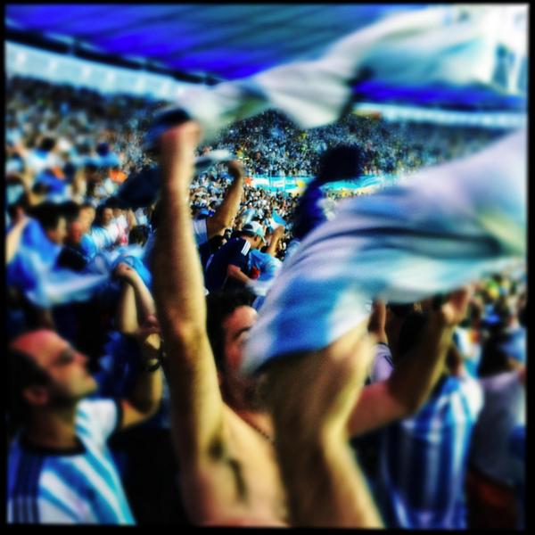 LatidosMundo's tweet photo. La afición argentina alentó a su equipo durante todo el partido, llena de orgullo, pese a la derrota con Alemania. http://t.co/rfZSygd8ZQ