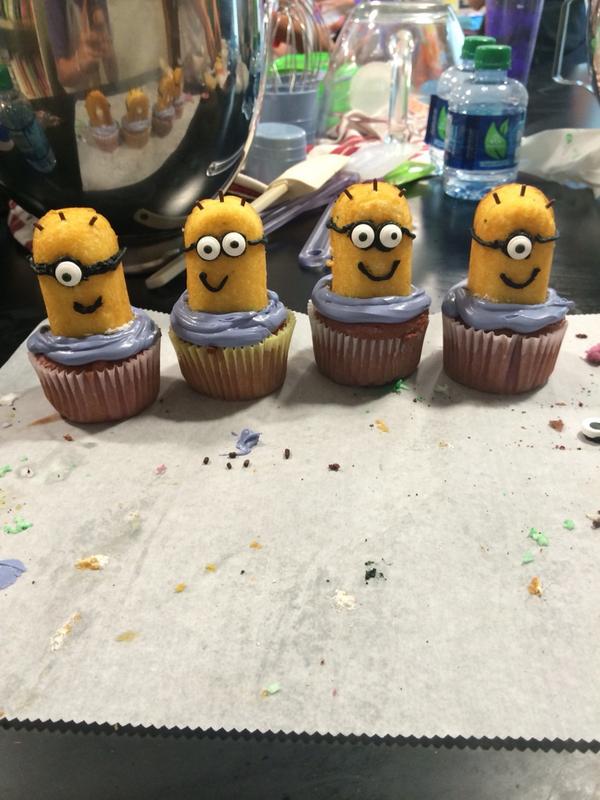 kattrollar's tweet image. I made minion cupcakes 😍👌