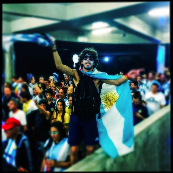 LatidosMundo's tweet photo. Los argentinos siguieron cantando "Brasil decime que se siente" hasta que se fueron a dormir. http://t.co/th96YG85Bx