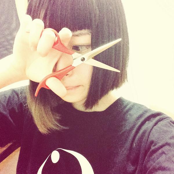 邪魔臭いので自分で髪切ってる。もちろん初めてである。まさに暗中模索
