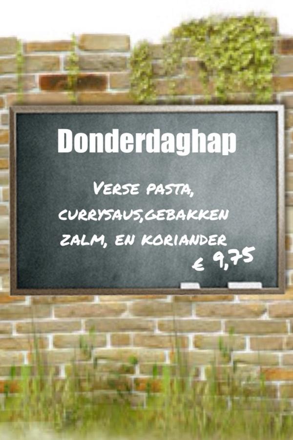 HetStadscafe's tweet photo. Dus met zo'n mooi weer misschien beter om donderdag plekje op terras te reserveren!!! http://t.co/9JvrnaP6Xx