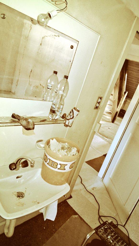 Baustellen-Getränkehalter ... später kommt dann wieder die Zahnbürste an diese Stelle #Gotthardstrasse