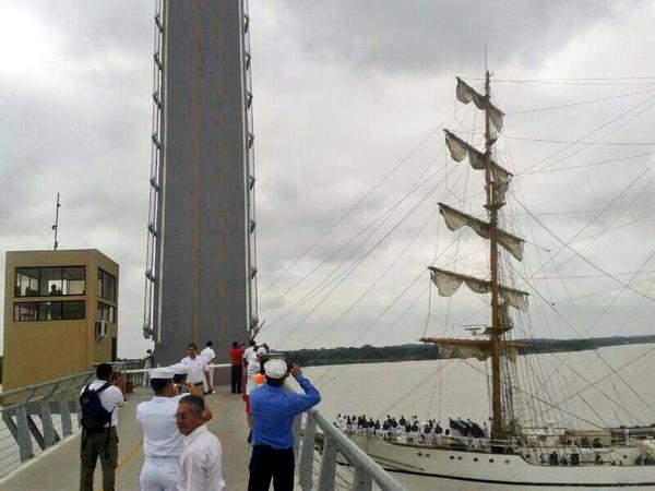 LorenaTapiaN's tweet photo. El puente basculante que une Guayaquil-Santay se eleva para dar paso a #BAEGuayas en su cruce por #RioGuayas http://t.co/G6FbXyWmwR