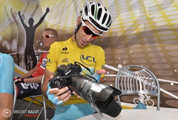 vkalut's tweet photo. The yellow jersey @vincenzonibali tries my new Nikon D4S. He wants the same ! #nikon #tdf2014 @snessoog http://t.co/Vii2mfUn20