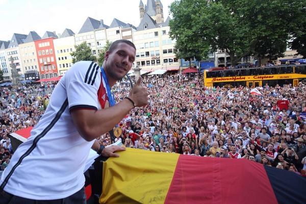 Podolski10's tweet photo. Amazing! What a welcome ! Thank you Cologne !!! You re World Champions too!! #poldi #aha http://t.co/Nw8My6Xzmo