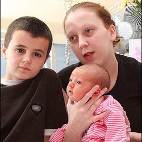 caskettaIways's tweet photo. The 8 WORLDS Youngest Parents Ever 😩😭 http://t.co/sxxFXcSsuG http://t.co/MiBwUB52Pl
