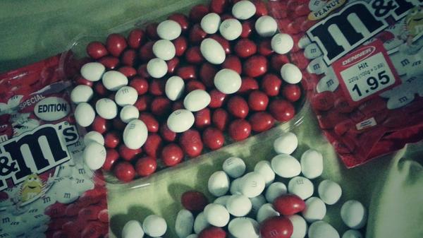 PiXaV's tweet image. Même mes globules M&amp;amp;M's sont rouges et blancs !
Et Daghe Munegu ! #JaiPas2Vie #QqunPourUnDinnerMercrediProchain ?