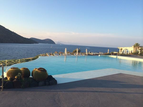 Live poco prima del #tramonto #Aeolian #islands #paradise 
Via @TherasiaResort