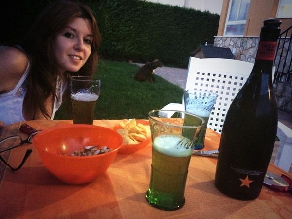 SaritaNavarro13's tweet photo. Muuuuy rica cena con las pepinillas y el precioso Bruno! http://t.co/6yYo5RUaj6