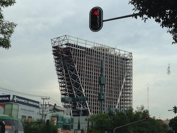 dadrecc's tweet photo. Entonces #pedregal24 #torrechueca tiene un helipuerto ¿cuándo y quién autorizó? Además de los 28 pisos 3+ @RutaAerea http://t.co/46x7hjGI03