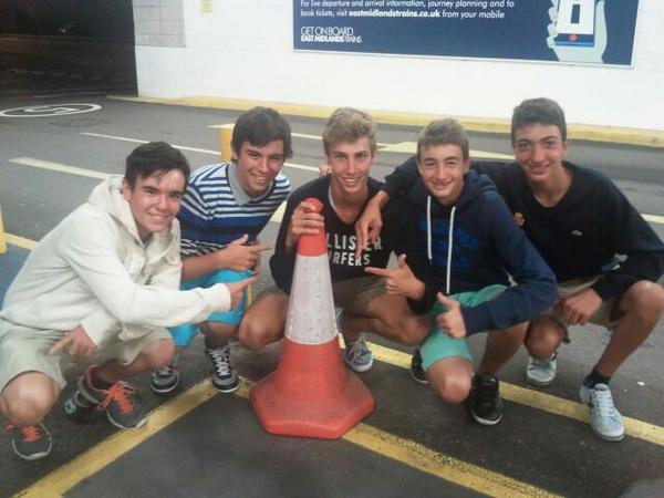 Angel_Hidalgo7's tweet photo. Aqui que acabamos de ver al tito Arbeloa en el parking @bise12 @AlbertSnchezSab @GarciaGolf_98 y el #charli http://t.co/m9jZ9DYmxw
