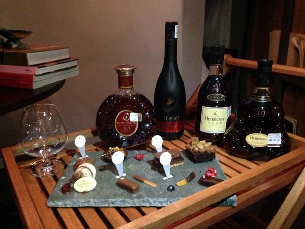 Gloutonnerie's tweet photo. Estamos por iniciar las #TardesDeGloutonnerie con la chef @MaricuOrtiz y @CooleySommelier Maridaje Cognac y Chocolate http://t.co/9q7e8ViEbO