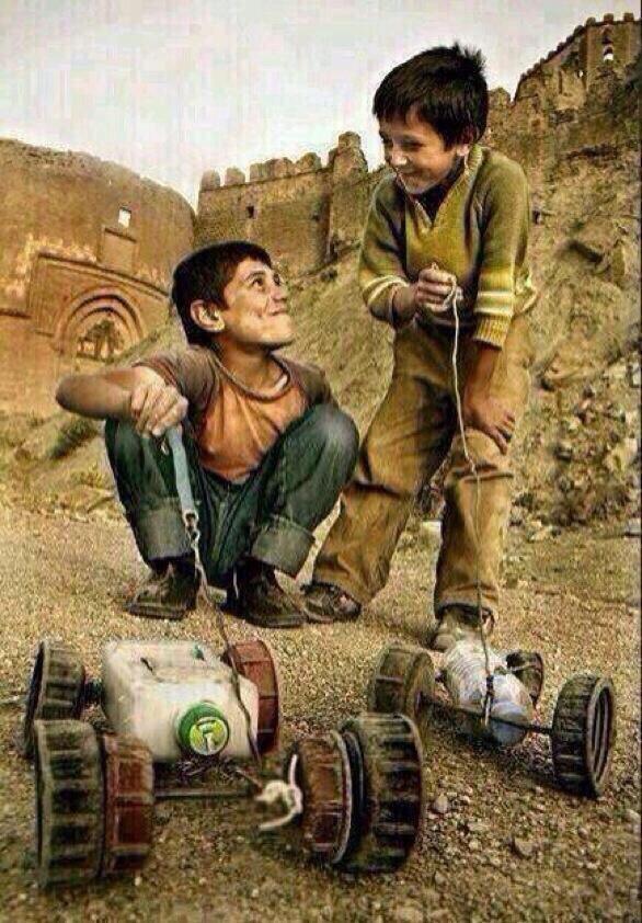 قد لا يكون الفقر عائق!
قد تكون فقيراً بالمال
وغني بالروح
غني بصديق يخلق لك من ضيقك سعادة.