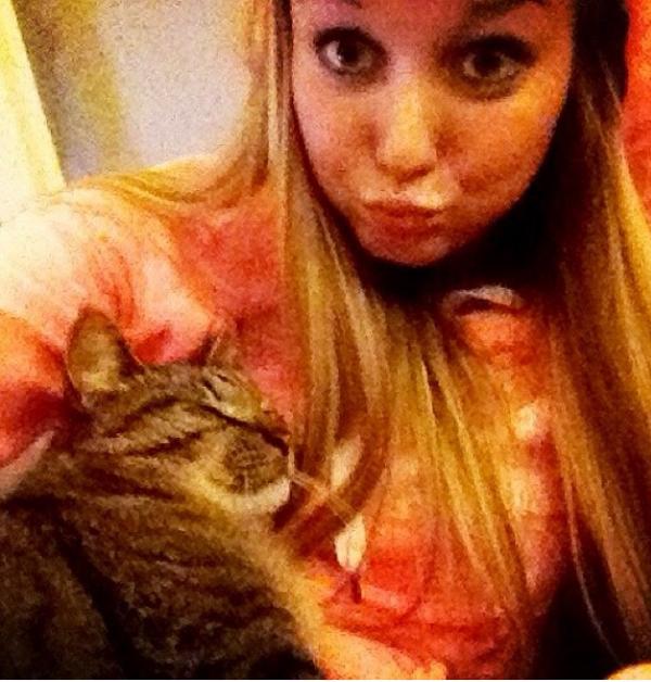 brokenneedhelp's tweet image. my cats my only friend.