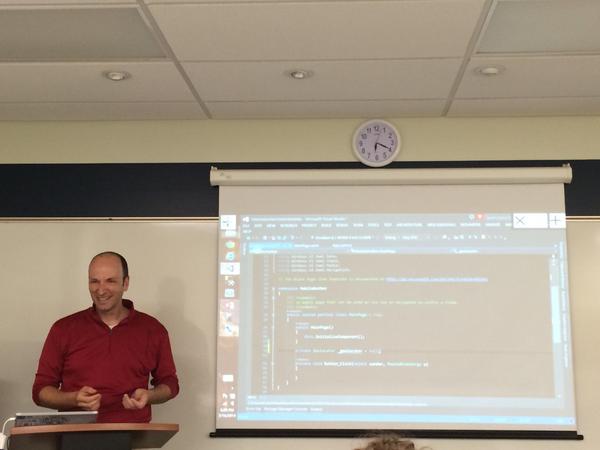 MSNMobileDev's tweet image. Talk on #geofencing with #WindowsPhone happening now! @lancelarsen