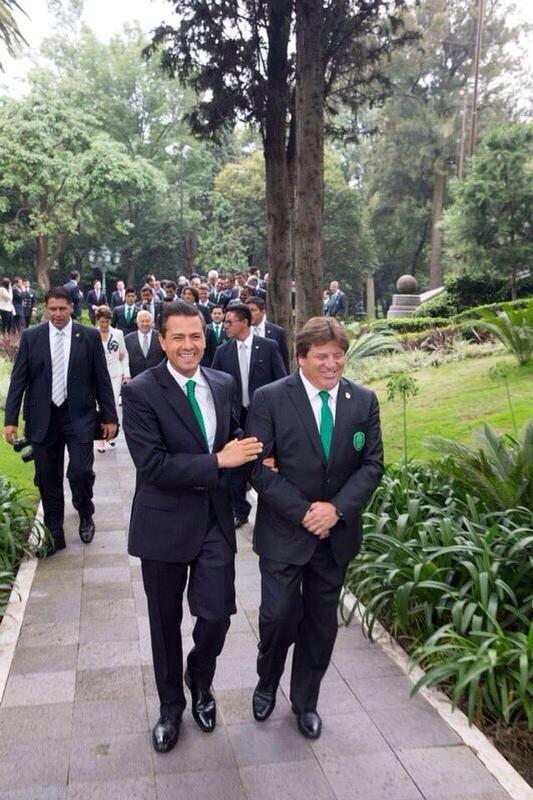 MiguelHerreraDT's tweet photo. Quiero agradecer al Presidente @EPN por la invitación a Los Pinos el día de ayer. http://t.co/4NLY4couFi